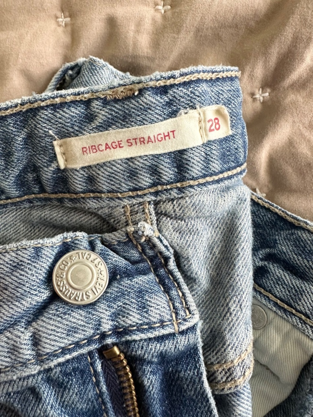 LEVI’s - Picture 3 of 4